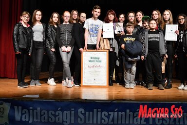 A Gálára továbbjutott legjobbnak nyilvánított jelenet szereplőgárdája, a magyarittabéi nagycsoport a rendezővel