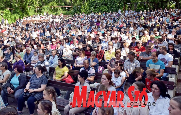 A néptánccsoportok fellépésére sokan voltak kíváncsiak (Fotó: Gergely Árpád) A néptánccsoportok fellépésére sokan voltak kíváncsiak (Fotó: Gergely Árpád)