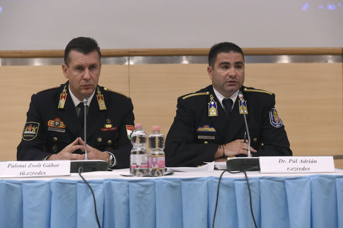 Palotai Zsolt Gábor és Pál Adrián a hatósági sajtótájékoztatón (Fotó: MTI) Palotai Zsolt Gábor és Pál Adrián a hatósági sajtótájékoztatón (Fotó: MTI)