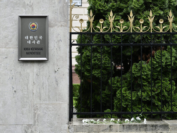 Virágok a dél-koreai nagykövetség épületénél (Fotó: MTI)