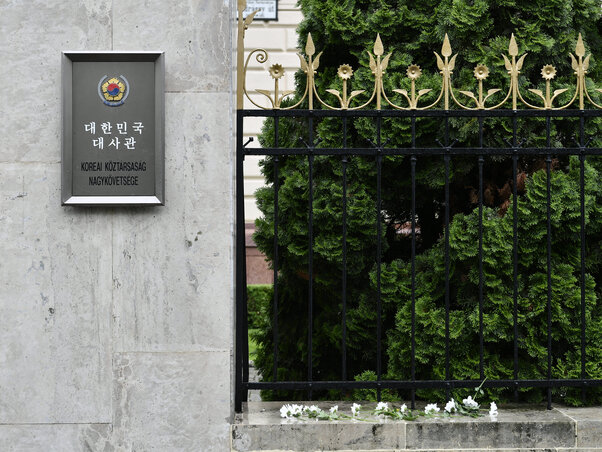 Virágok a dél-koreai nagykövetség épületénél (Fotó: MTI) Virágok a dél-koreai nagykövetség épületénél (Fotó: MTI)