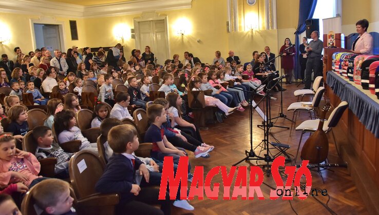 Magyarkanizsán százötven leendő kisdiák kapott iskolatáskát (Gergely József felvétele)