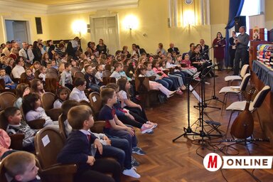 Magyarkanizsán százötven leendő kisdiák kapott iskolatáskát (Gergely József felvétele)