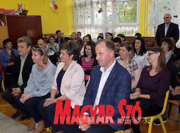 Az önkormányzat, a Rákóczi Szövetség és az MNT illetékesei a zentai Margaréta óvodában (Szögi Csaba felvétele)