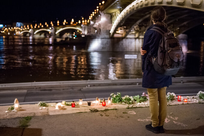 Virág és mécsesek a rakparton a hajóbalesetben elsüllyedt Hableány turistahajó közelében (Fotó: MTI/Balogh Zoltán)