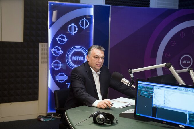 Orbán Viktor a Kossuth rádió stúdiójában (Fotó: MTI)