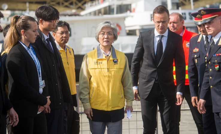 A dél-koreai külügyminiszter a mentés helyszínén (Fotó: MTI/Balogh Zoltán) A dél-koreai külügyminiszter a mentés helyszínén (Fotó: MTI/Balogh Zoltán)