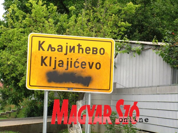 Miért volt útban a magyar fölirat? (Fotó: Fekete J. József) Miért volt útban a magyar fölirat? (Fotó: Fekete J. József)