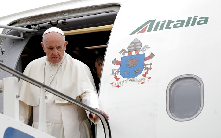 A pápa megérkezik a bukaresti reptérre (Fotó: Beta/AP)