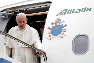 A pápa megérkezik a bukaresti reptérre (Fotó: Beta/AP)