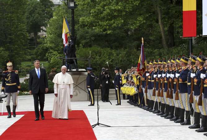 Ferenc pápát fogadja Klaus Iohannis államfő (Fotó: MTI)
