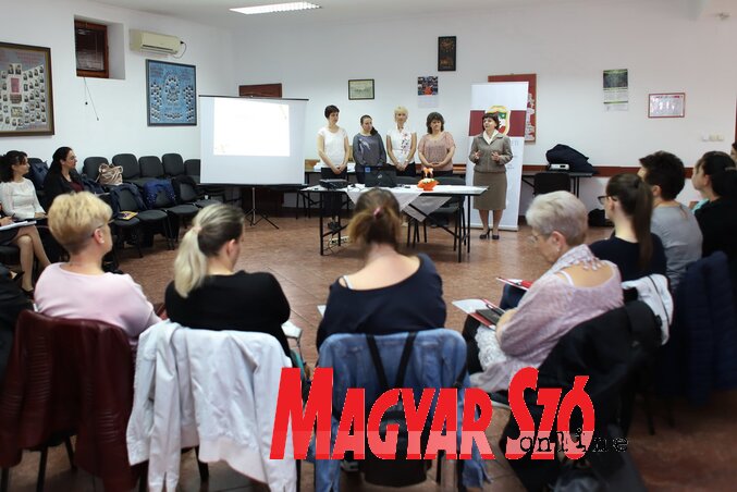 De Negri Ibolya köszönti a találkozó résztvevőit (Lakatos János felvétele)