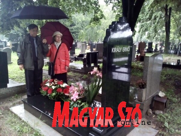 Király Dávid Zsolt és Ladik Katalin a zeneszerző sírja előtt. A kőtábla egyedi küllemét Király Ernő Zágrábban élő fia, Király Bíbor Szilárd álmodta meg (Szeli Balázs felvétele)