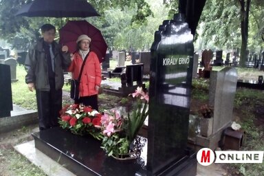 Király Dávid Zsolt és Ladik Katalin a zeneszerző sírja előtt. A kőtábla egyedi küllemét Király Ernő Zágrábban élő fia, Király Bíbor Szilárd álmodta meg (Szeli Balázs felvétele)