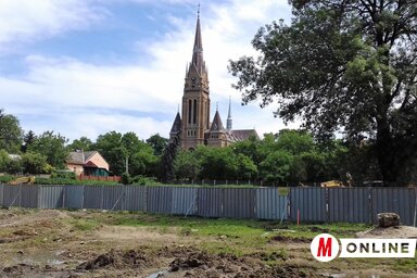 Amíg a tervezőiroda, a kivitelező és az önkormányzat egyeztet a folytatásról, addig szünetelnek a munkálatok (Kazinczy Paszterkó Diana felvétele)