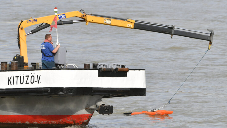 Szonárral vizsgálódik a Kitűző V. hajó a hajóbalesetben elsüllyedt Hableány turistahajónál a Dunán (Fotó: MTI/Szigetváry Zsolt)