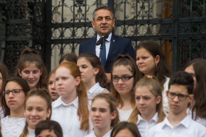 Potápi Árpád János államtitkár köszöntőt mond a parlament épülete előtt (Fotó: MTI) Potápi Árpád János államtitkár köszöntőt mond a parlament épülete előtt (Fotó: MTI)