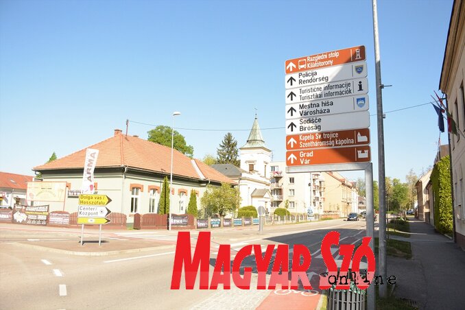 Lendva főutcája a kétnyelvű táblákkal (Fotó: Paraczky László) Lendva főutcája a kétnyelvű táblákkal (Fotó: Paraczky László)
