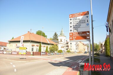 Lendva főutcája a kétnyelvű táblákkal (Fotó: Paraczky László)