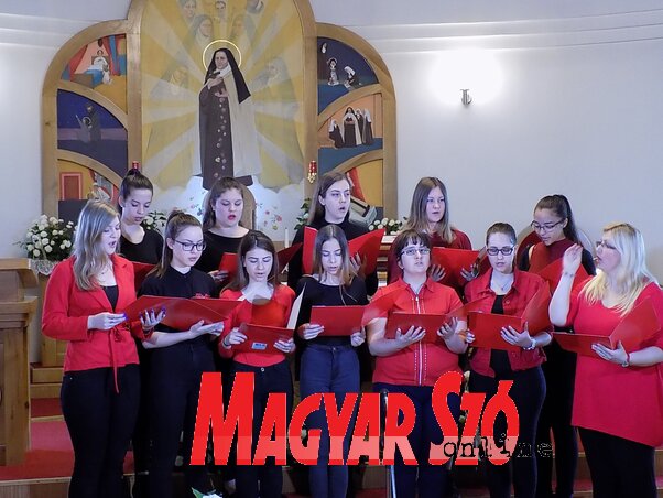Tegnap délelőtt a zentai Lisieux-i Kis Szent Teréz millenniumi emléktemplomban énekelték és játszották el, valamint vették filmre a Kézfogás című dalt, amely a nemzeti összetartozás napjának jegyében született (Szögi Csaba felvétele)