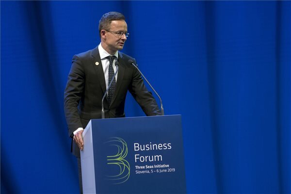 Szijjártó Péter a Három Tenger Kezdeményezés államfői csúcstalálkozójának üzleti fórumán Ljubljanában (Fotó: MTI) Szijjártó Péter a Három Tenger Kezdeményezés államfői csúcstalálkozójának üzleti fórumán Ljubljanában (Fotó: MTI)