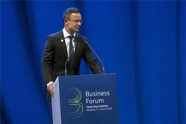 Szijjártó Péter a Három Tenger Kezdeményezés államfői csúcstalálkozójának üzleti fórumán Ljubljanában (Fotó: MTI)
