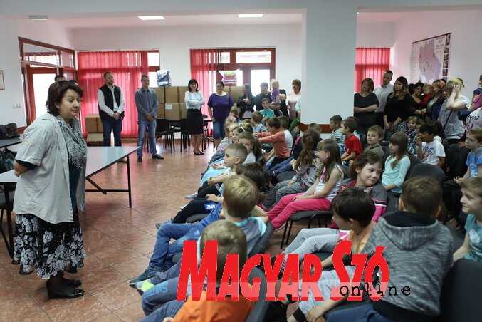 Linka B. Gabriella üdvözli a jövendőbeli elsősöket (Lakatos János felvétele)