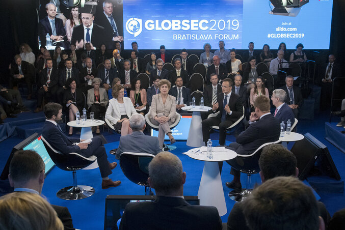 Szijjártó Péter magyar külgazdasági és külügyminiszter (j3) felszólal egy panelbeszélgetésen a pozsonyi Globsec biztonságpolitikai fórumon (Fotó: MTI/KKM/Burger Zsolt) Szijjártó Péter magyar külgazdasági és külügyminiszter (j3) felszólal egy panelbeszélgetésen a pozsonyi Globsec biztonságpolitikai fórumon (Fotó: MTI/KKM/Burger Zsolt)