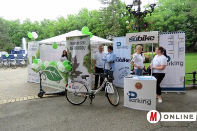 Az alternatív közlekedési eszközöket népszerűsítő stand a kék szökőkútnál (Patyi Szilárd felvétele)