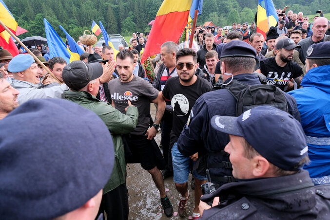 Csendőrökkel dulakodó románok az úzvölgyi katonatemetőnél (Fotó: MTI)