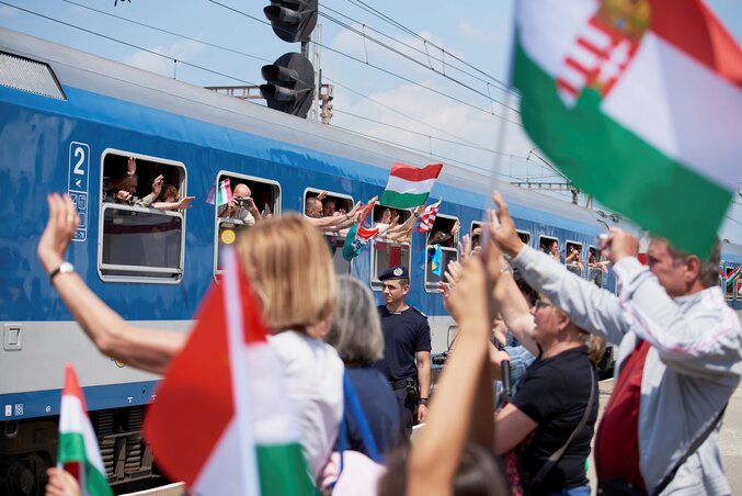 Egyesek gyalog, mások lovon, megint mások vonaton indultak a búcsúba. Felvételünkön a csíksomlyói búcsúba tartó Csíksomlyó Expressz és Székely Gyors zarándokvonatokat köszöntik pénteken délután a kolozsvári vasútállomáson (Fotó: MTI-fotó)