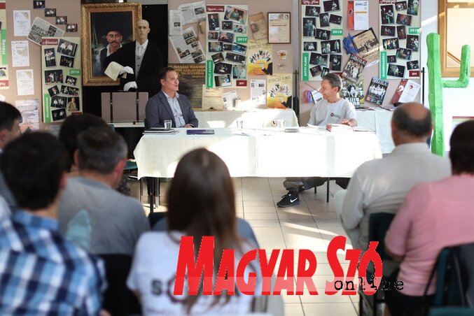 Ralbovszki Csaba színművész, a Soma társulat vezetője, Szabó Lászlóval, a kiadvány ötletgazdájával beszélget (Lakatos János felvétele)