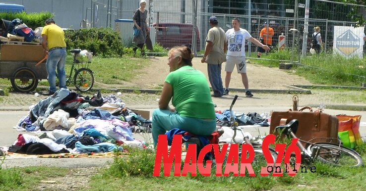 Két városi tulajdonban lévő parcellát ad el az önkormányzat, az egyiket az Újtelepen, a másikat pedig a Római sáncokon. Az Újtelepen, a piac melletti, kihasználatlan telken helyi bolhapiac alakult ki, esetenként 50-en, 60-an is árulnak itt mindenfélét (Ótos András felvétele)