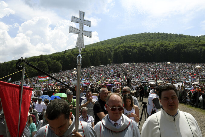 A csíksomlyói búcsú miséjének résztvevői a Kis- és Nagysomlyó közti nyeregben (Fotó: MTI/Koszticsák Szilárd)