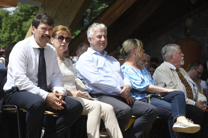 Áder János magyar köztársasági elnök (b) és felesége Herczegh Anita (b2), valamint Semjén Zsolt magyar miniszterelnök-helyettes (b3), Kásler Miklós, az emberi erőforrások minisztere (j) és felesége, Liszkay Gabriella a csíksomlyói búcsú miséje előtt a Kis- és Nagysomlyó közti nyeregben (Fotó: MTI/Koszticsák Szilárd)