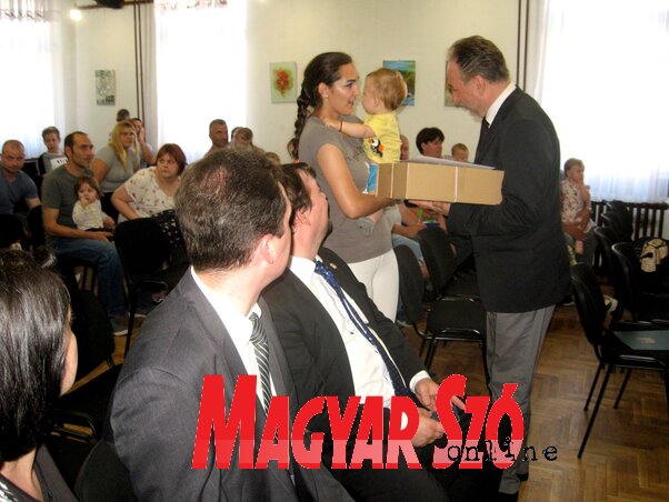 Fekete Péter államtitkár gratulált a gyermeket vállaló szülőknek Nagybecskereken is (Kónya-Kovács Otília felvétele) Fekete Péter államtitkár gratulált a gyermeket vállaló szülőknek Nagybecskereken is (Kónya-Kovács Otília felvétele)