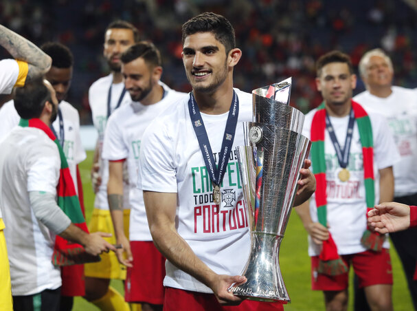 A fiatal gólszerző, Goncalo Guedes a jól megérdemelt trófeával (Fotó: Beta/AP)
