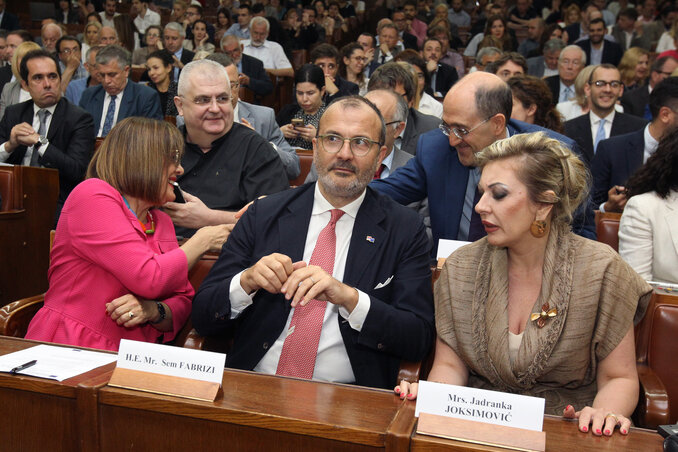 Maja Gojković, Sem Fabrizi és Jadranka Joksimović a konvent ülése előtt (Fotó: Beta) Maja Gojković, Sem Fabrizi és Jadranka Joksimović a konvent ülése előtt (Fotó: Beta)