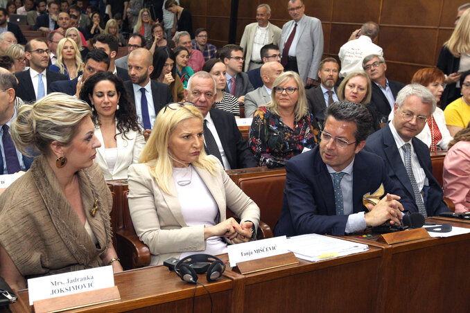Négy tárgyalási fejezetet nyitott meg Szerbia egy év alatt (középen Tanja Miščević, a tárgyalócsoport vezetője) - Fotó: Beta Négy tárgyalási fejezetet nyitott meg Szerbia egy év alatt (középen Tanja Miščević, a tárgyalócsoport vezetője) - Fotó: Beta