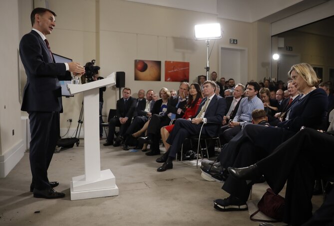 Kampányindító beszédében Jeremy Hunt ismét figyelmeztetett, ha a választásokat a Brexitről hozott népszavazási döntés teljesítése előtt tartanák, a Konzervatív Párt „megsemmisülne” (Fotó: AP via Beta) Kampányindító beszédében Jeremy Hunt ismét figyelmeztetett, ha a választásokat a Brexitről hozott népszavazási döntés teljesítése előtt tartanák, a Konzervatív Párt „megsemmisülne” (Fotó: AP via Beta)