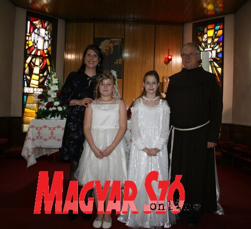 Dr. Harmath Károly ferences atya, Szabó Izabella hitoktató az elsőáldozó Hanák Boglárkával és Tarján Elvirával (Bozsoki Valéria felvétele)