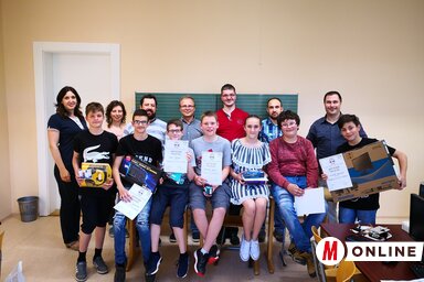 A verseny résztvevői a zsűrivel és a szervezőkkel (Csincsik Zsolt felvétele)