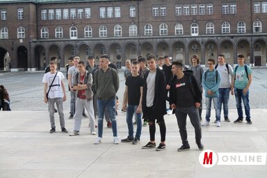 Az adai diákok a szegedi Dóm téren (Fotó: Csincsik Zsolt/Műszaki Iskola)