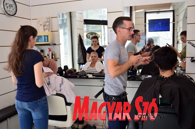 Sürgés-forgás a szalonban, munka közben készült az interjú (Fotó: Dávid Csilla) Sürgés-forgás a szalonban, munka közben készült az interjú (Fotó: Dávid Csilla)