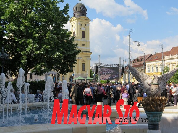 Sokan árnyékból, a Millenniumi szökőkút, a város újjászületését ábrázoló főnixmadár mellett hallgatták az igehirdetéseket, köszöntőket (Fotó: Stanyó Károly) Sokan árnyékból, a Millenniumi szökőkút, a város újjászületését ábrázoló főnixmadár mellett hallgatták az igehirdetéseket, köszöntőket (Fotó: Stanyó Károly)
