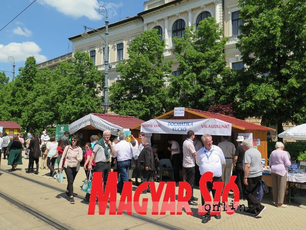 Több mint ötven egyházi szervezet állított ki a Nagytemplom előtti téren (Fotó: Stanyó Károly) Több mint ötven egyházi szervezet állított ki a Nagytemplom előtti téren (Fotó: Stanyó Károly)