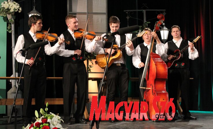 A maradéki vegyes kórust kísérte (balról) Berta Áron, Nagy Bence, Remlinger Roland, Detelin József, Detelin Tibor (Fotó: Szabó Nóra) A maradéki vegyes kórust kísérte (balról) Berta Áron, Nagy Bence, Remlinger Roland, Detelin József, Detelin Tibor (Fotó: Szabó Nóra)