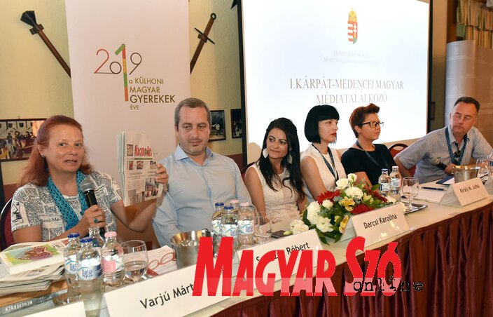 A Magyar Szót Varjú Márta főszerkesztő mutatta be (Ótos András felvétele) A Magyar Szót Varjú Márta főszerkesztő mutatta be (Ótos András felvétele)