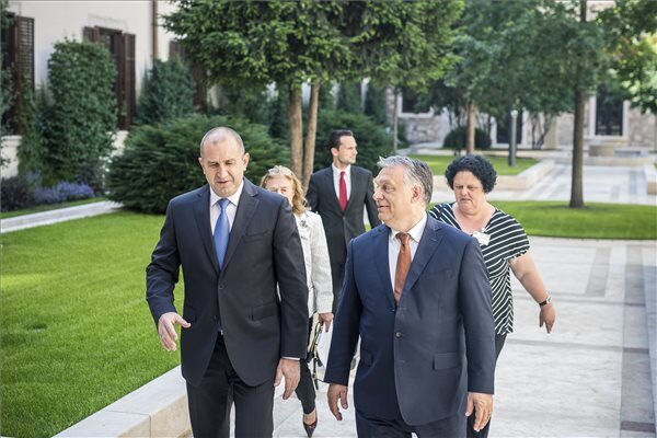 Orbán Viktor miniszterelnök (j) fogadja Rumen Radev bolgár elnököt (Fotó: MTI)