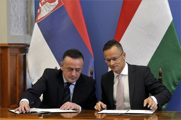Aleksandar Antić és Szijjártó Péter aláírják a megállapodást (Fotó: MTI)